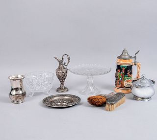 Lote mixto. Diferentes orígenes, SXX. Elaborados en metal, vidrio y cerámica. Piezas: 9