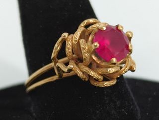 Vintage 18kt Yellow Gold Ring With A Red Center Stone