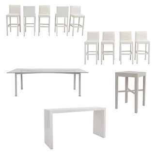 Set de muebles para bar. SXXI. Elaborado en madera y aluminio. Consta de: 9 Sillas altas. Con respaldos cerrados y 3 mesas. Piezas: 12