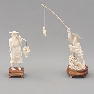 Lote de 2 pescadores. Siglo XX. Tallas en marfil. Con bases de madera. 28 cm de altura (mayor con caña)