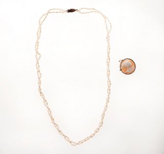 Collar de dos hilos con perlas de río y pendiente prendedor con camafeo en metal base. Imagen de dama. Peso:  20.5 g.