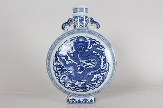 A Chinese Vivldy-detailed Dragon-decorating Duo-handled Porcelain Fortune Vase 