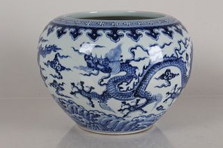 A Chinese Dragon-decorating Blue and White Porcelain Pot