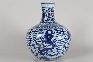 A Chinese Blue and White Detailed Dragon-decorating Porcelain Fortune Vase 