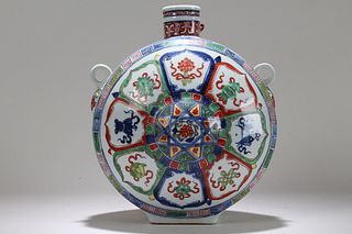 A Chinese Ancient-framing Detailed Porcelain Fortune Vase 