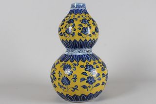 A Chinese Yellow-coding Calabash-fortune Porcelain Vase 