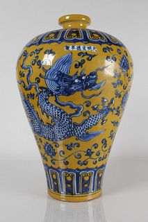 A Chinese Dragon-decorating Massive Yellow-coding Porcelain Fortune Vase 