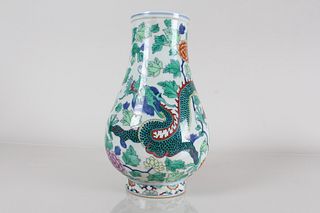 A Chinese Dragon-decorating Porcelain Fortune Vase 