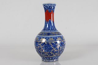 A Chinese Detailed Ancient-framing Porcelain Fortune Vase 