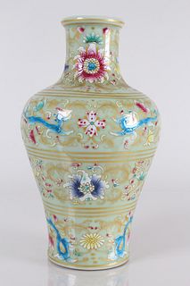 A Chinese Ancient-framing Detailed Porcelain Fortune Vase 