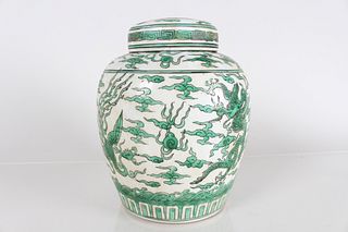 A Chinese Lidded Dragon-decorating Porcelain Fortune Vase 