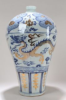 A Chinese Dragon-decorating Detailed Blue and White Porcelain Fortune Vase 