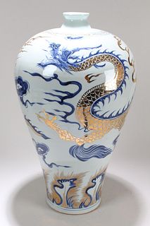 A Chinese Dragon-decorating Detailed Massive Blue and White Porcelain Fortune Vase 