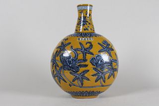 A Chinese Yellow-coding Porcelain Fortune Vase 