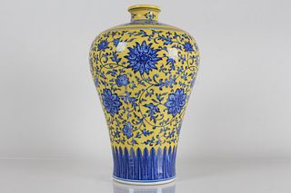 A Chinese Plant-fortune Yellow-coding Porcelain Vase 