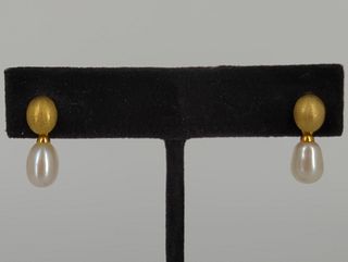 One Pair Of 18kt Yellow Gold Earrings With Pearls