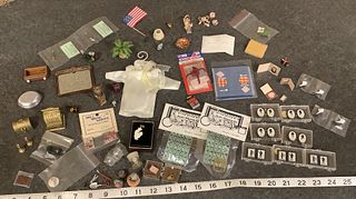 Lot of miniature dollhouse accessories.