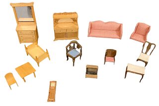 Lot of 13 Sue Hoeltge various small scale dollhouse furniture signed circa 1980Ã­s.