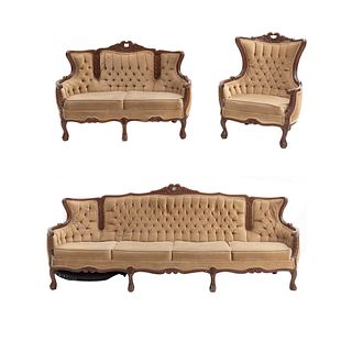 Sala. SXX. Elaborada en madera tallada con tapicería color café. Respaldos capitonados, asientos acojinados y soportes tipo garra. Pz:3