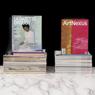 Caja con revistas. -Antiques Trade Gazzette the Art Market Weekly.  -Art Nexus. -La Gazette Drouot.  Piezas: 71.
