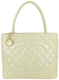 CHANEL IRIDESCENT PEARL QUILTED LAMBSKIN MEDALLION ZIP TOTE BAG