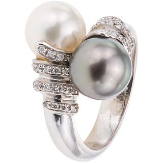 ANILLO CON PERLAS CULTIVADAS Y DIAMANTES EN ORO BLANCO DE 18K con perlas color blanco y gris, y diamantes corte brillante ~0.20 ct