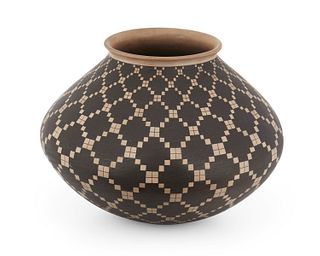 A Mata Ortiz pottery jar, by Juan Quezada