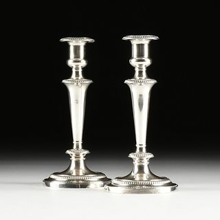 A PAIR OF GEORGE III STYLE SILVER PLATED CANDLESTICKS, BY BARKER-ELLIS, ENGLISH, 20TH CENTURY, 