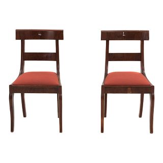 Par de sillas. México, SXX. De la firma López Morton. Elaboradas en madera.
Con respaldos escalonados y asientos en tapicería textil.