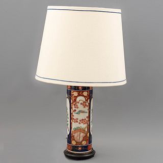Lámpara de mesa. China, SXX. Elaborada en porcelana. Con pantalla arpillada de tela y base de madera. Para una luz.