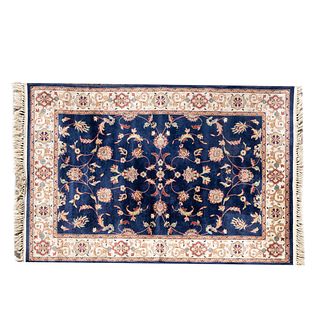 Tapete. SXX. Estilo Mashad. Elaborado en fibras de lana y algodón. Decorado con motivos florales y orgánicos. 170 x 117cm