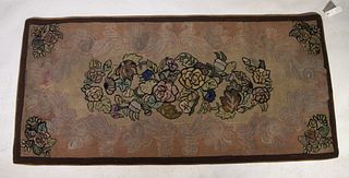EARLY 20TH C. LARGE FLORAL HOOKED RUG