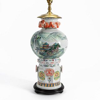 CHINESE BULBOUS PORCELAIN TABLE LAMP