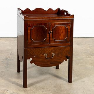 GEORGIAN COMMODE WITH LEATHER TOP EXTENSION