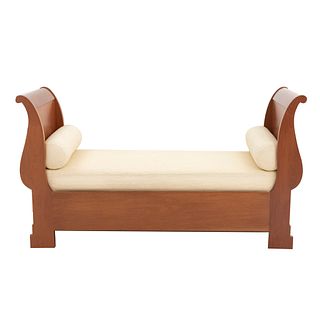 Chaise Long. SXX. Elaborado en madera. Con asiento y 2 cojines de tela color beige. Decorado con molduras.