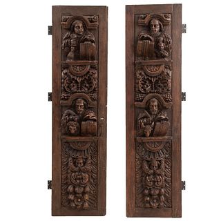 Par de puertas de iglesia. México, SXX. Elaboradas en madera tallada. Representaciones de los 4 evangelistas y amorcillos.