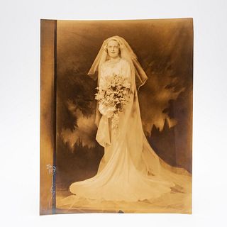 BLACK & WHITE WEDDING PHOTOGRAPH OF LAURA HUTCHINS