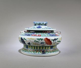Chinese Porcelain Round container