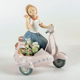 Floral Getaway 1005795 - Lladro Porcelain Figurine
