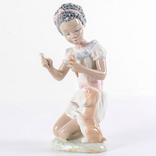 Sharing Sweets 1005836 - Lladro Porcelain Figurine