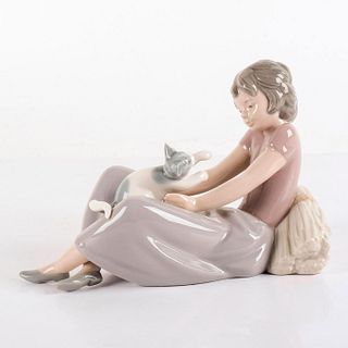 Girl with Cat 02000313 - Nao by Lladro Figurine