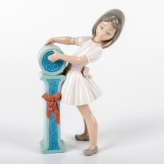 Schoolgirl I 1005147 - Lladro Porcelain Figurine