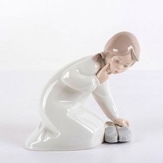 Little Girl w/Slippers 1004523 - Lladro Porcelain Figurine