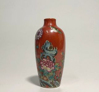 A Porcelain Vase. 'YongZheng' mark at base. Height: 12.3 cm