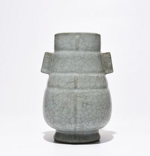A Ge-type Vase. Height: 21.3 cm
