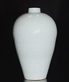 A Porcelain Meiping Vase. Height: 21.5 cm
