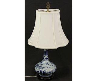 ANTIQUE CHINESE BLUE AND WHITE TABLE LAMP