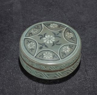 A Korean Porcelain Round Box