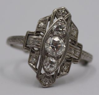JEWELRY. Art Deco Platinum and Diamond Ring.