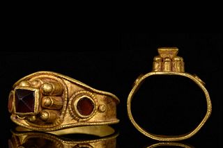 BYZANTINE GOLD TRUMPET RING WITH GARNETS